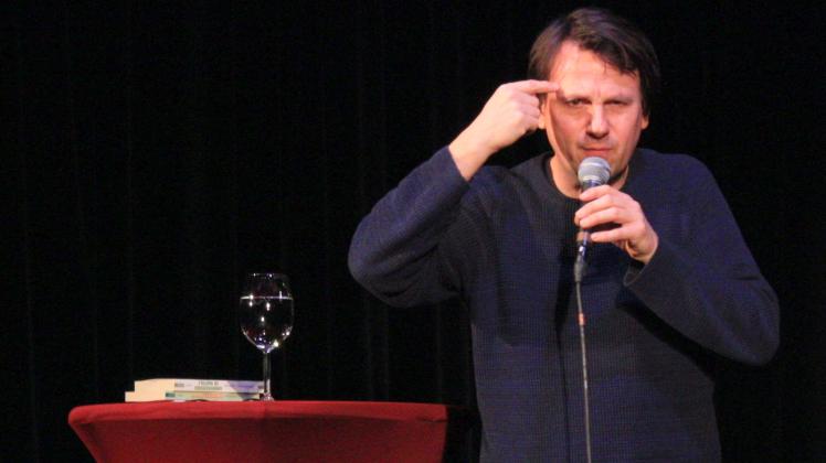 Bei manchen piept es: Kabarettist Sebastian Schnoy nimmt die Gäste in Dechow mit auf eine humorvolle Reise durch Deutschlands Geschichte.  Fotos: Bernd Möschl 
