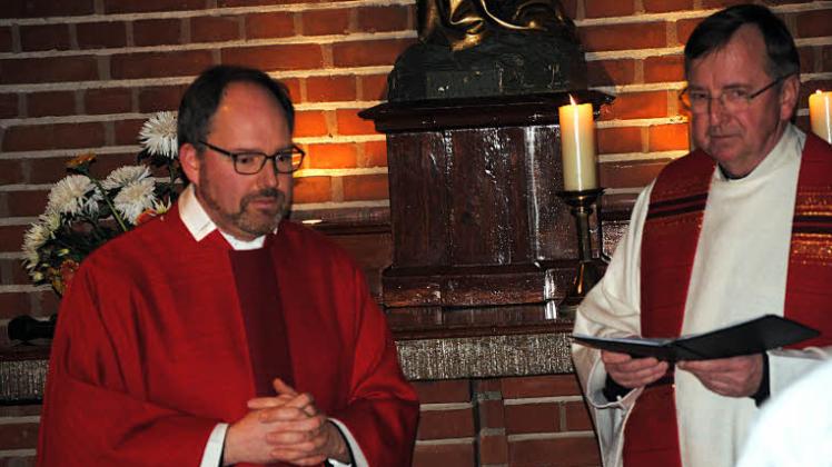 Bei der Ernennung: Der damalige Schweriner Propst Horst Eberlein (rechts) verlas vor drei Jahren die Ernennungsurkunde für Pfarrer Tobias Sellenschlo (links). 