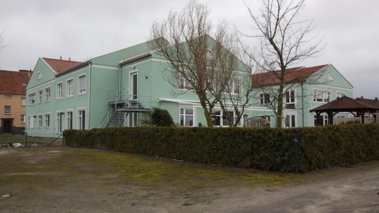 Der Anbau (rechts) fügt sich nahtlos in die Gebäudestruktur ein. 