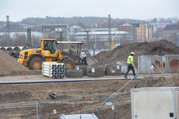 Die Arbeiten laufen: Kanalisation und Baustraße sind die Grundlage für das Neubaugebiet „Marthas Insel“. 