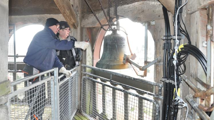 Die Aufhängung dieser Glocken wird repariert. Wolfgang Schmidt (l.) und Wolfgang Schwarz kletterten auf den Sternberger Kirchturm. 