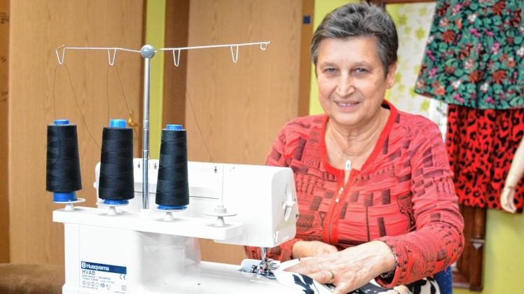 Schon seit 30 Jahren an der Nähmaschine in der eigenen Schneiderwerkstatt: Renate Lietz