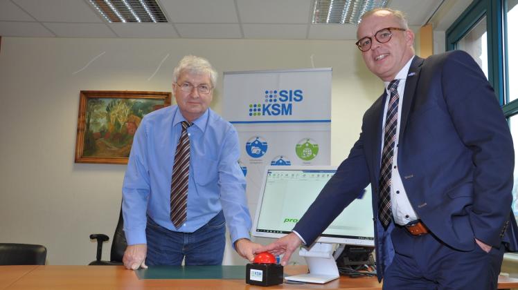 Starten neue Haushaltssoftware:  Amtsvorsteher Wolfgang Hilpert (l.) und KSM-Vorstand Matthias Effenberger 