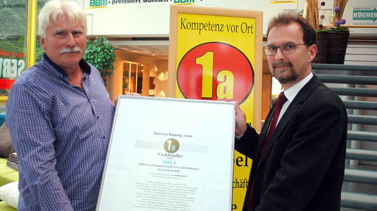Bürgermeister Karl-Heinz Kissmann (l.) überreichte die Urkunde an Torsten Kiehn, Hausleiter in Mühlengeez. 