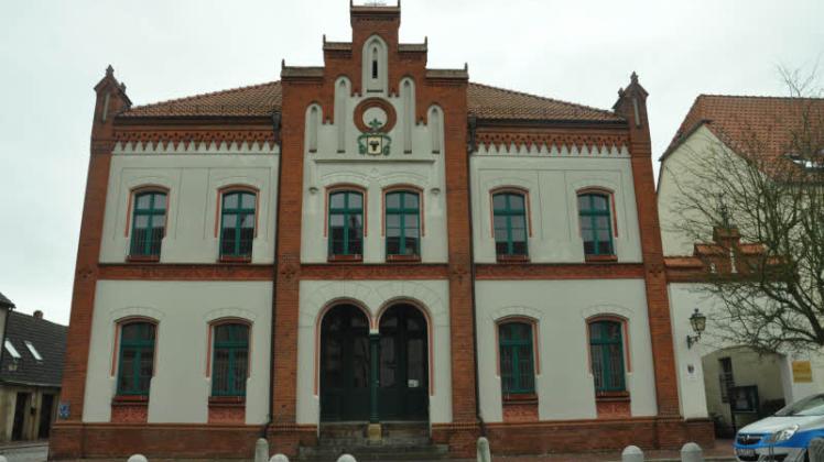 Sechs Kandidaten gibt es zur Bürgermeisterwahl am 26. Mai. Sie alle wollen ins Krakower Rathaus einziehen.  