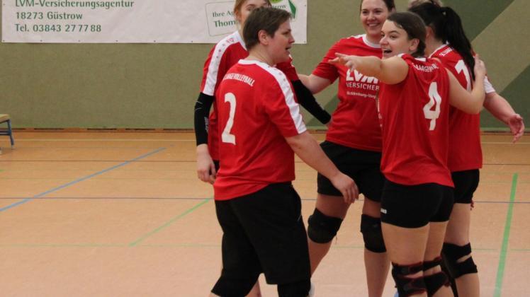 Jubeltraube: Manuela Reichelt (vorne rechts) feiert mit den Laager Damen einen Punktgewinn.  