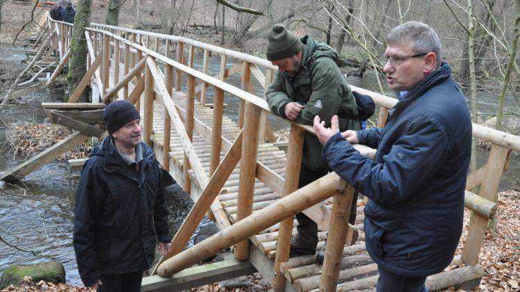 Die Reparatur der Warnowbrücke ist abgeschlossen: Planer Thomas Wagner, Naturparkchef Volker Brandt und Bürgermeister Armin Taubenheim (v.l.) bei der Übergabe. 