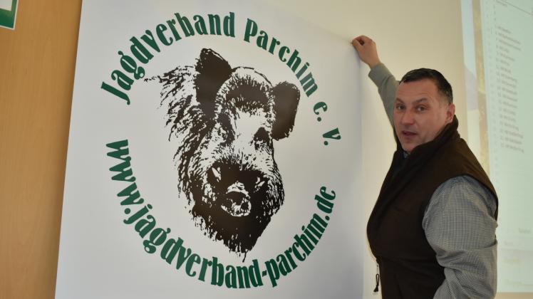 Jetzt mit Logo: Der stellvertretende Vorsitzende des Jagdverbandes Parchim, Andreas Braun, zeigt den Entwurf.