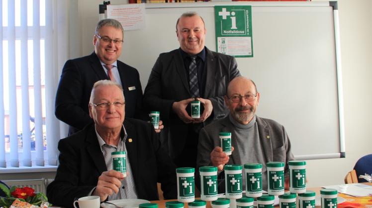 Wolfgang Hannemann (v.l.), Stefan Ploog, Ralf Lange und Klaus Lorenzen präsentieren die Notfalldosen. 