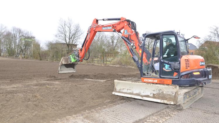Feinstes Gartenland: Mit dem Bagger zieht Daniel Fischer den Mutterboden gerade. Hier haben die Kleingärtner jetzt beste Bedingungen. 