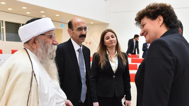 Brandenburgs Landtagspräsidentin Britta Stark (r) spricht mit dem geistlichen Oberhaupt der Jesiden, Churto Hadschi Ismail (l-r), dem Sohn des weltlichen Oberhauptes Taksim Said Ali, und der jesidischen Abgeordneten Vian Dakheel Saeed.