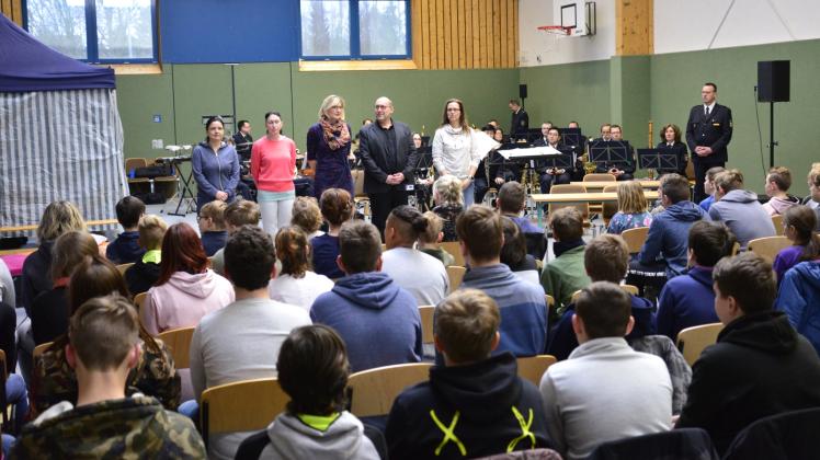 Auftritt in der Turnhalle: Die Schüler der Förderschule Hagenow erlebten gestern das Theaterstück „Und raus bis du“.