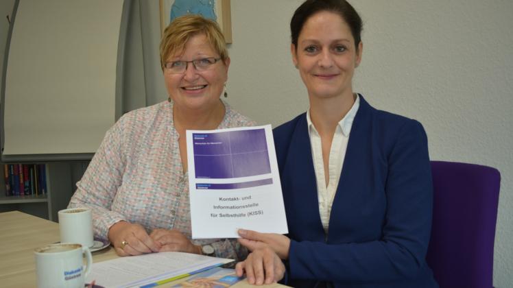 Selbsthilfegruppen leisten einen wichtigen Beitrag zur seelischen Gesundheit sind Martina Wacker (l.) und Alice Hämmerling von der Diakonie Güstrow überzeugt. 