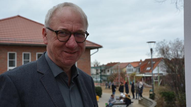 Neues Leben in alten Gemäuern: Karsten Geike auf dem Hof der Freien Schule in der Pfaffenstraße. Auch dieses historische Haus hat die Lebenshilfe Bützow saniert. Die Sporthalle im Hintergrund ist neu entstanden.