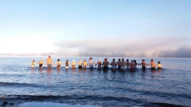 Die Wim Hof Methode erklärt sich als eine Kombination aus Atem- und Meditationstechniken mit systematischer Kälteexposition, baut Stress und Ängste ab und stärkt nachweislich das Immunsystem.