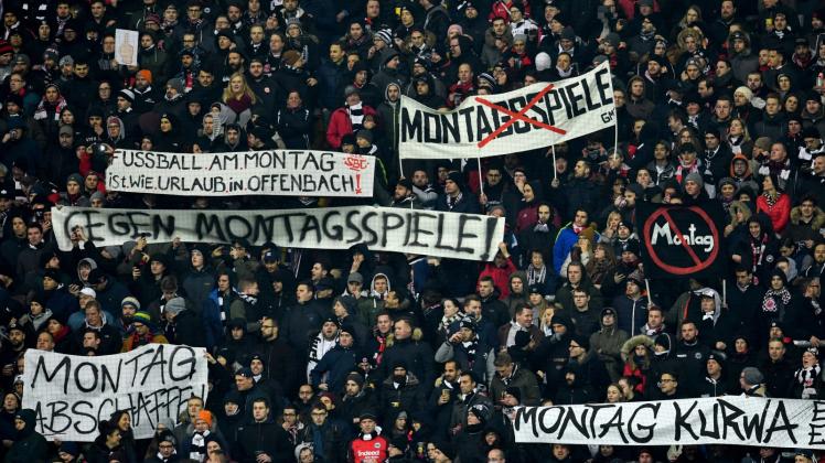 Das Verhältnis zwischen Vereinen und Fans hat sich abgekühlt. Besonders die Montagsspiele machten die Anhänger sauer und führten wie hier in Frankfurt zu Protesten. Hansa Rostock spricht sich ebenfalls gegen Montagsspiele aus.