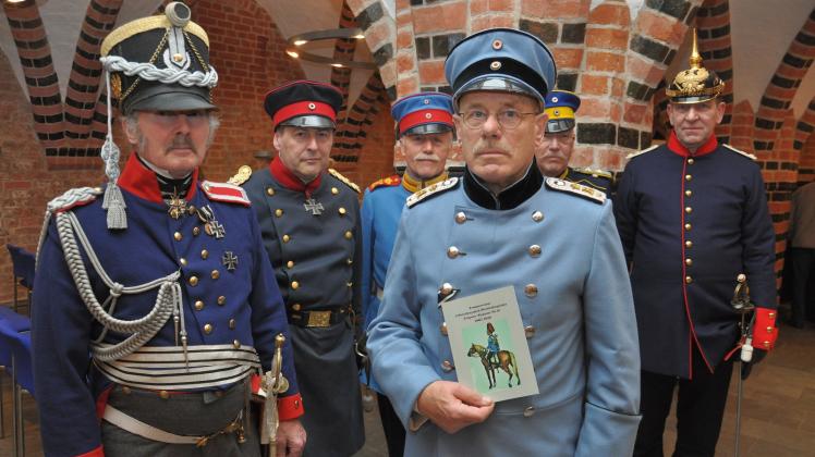 Für den reibungslosen Ablauf der Buchpräsentationen sorgten neben „Oberleutnant Kurt von Unger“ (vorn) alias Frank Grohmann, weitere kaiserliche Militärs 