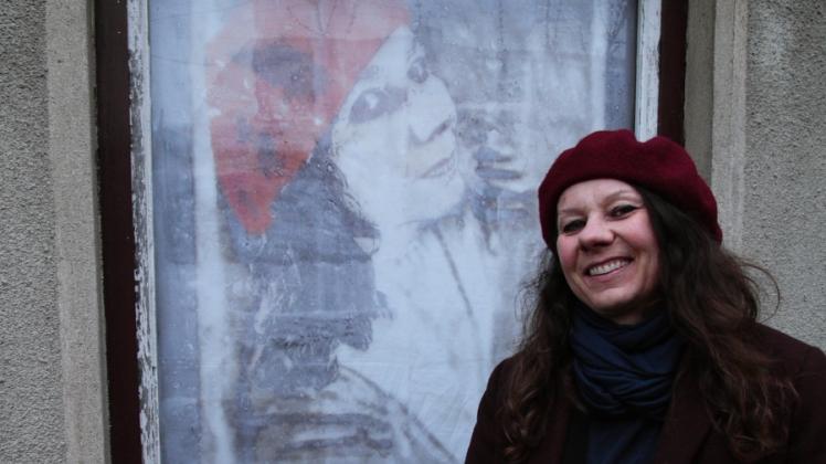 Bedruckt mit einer Fotografie von ihr selbst: Die Künstlerin Daniela Melzig vor einem ihrer Fester