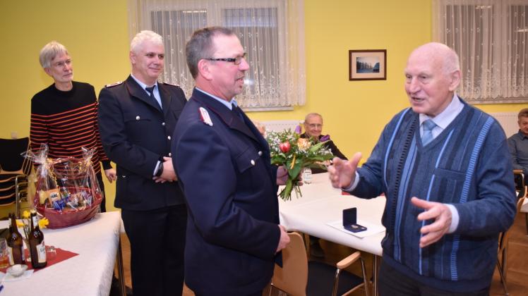 Erzählte eine Anekdote: Ulrich Heidelk (rechts) ist für 60-jährige Mitgliedschaft in der Wiendorfer Feuerwehr geehrt worden. Es gratulierten (von rechts) Wehrführer Frank Heidelk, Stellvertreter Ronny Reimer und der stellvertretende Bürgermeister Volker Hingst. 