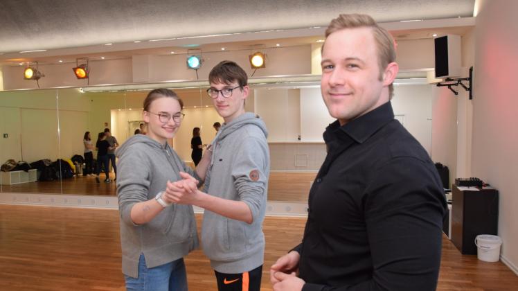 Schritt für Schritt lernen die 14-jährigen Schüler Ellen Kupischke und Henning Freitag von Tanzlehrer Joachim Schlebusch (v.l.), wie man sich im Dreivierteltakt richtig und schwungvoll bewegt. 
