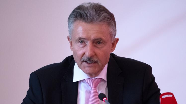 Innenminister Karl-Heinz Schröter (SPD) fordert ein härteres Vorgehen der Brandenburger Justiz bei bei politisch motivierten Gewaltstraftaten und Waffendelikten. 