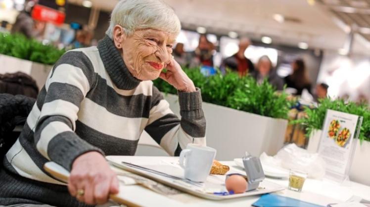 Oma Inge frühstückt jeden Morgen bei | NOZ