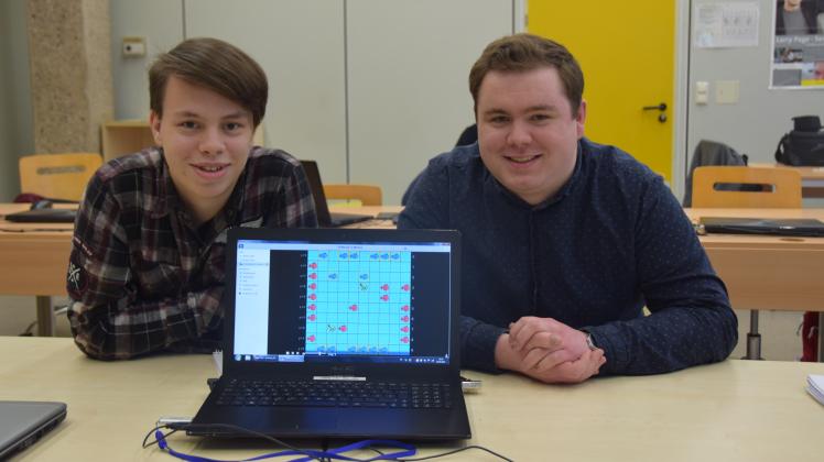 Erik Bach (l.) und Max Blankenfeld vor dem Online-Spiel „Piranha“, das Schach ähnelt. Die beiden haben eine künstliche Intelligenz programmiert, die das Spiel im Wettbewerb spielt.