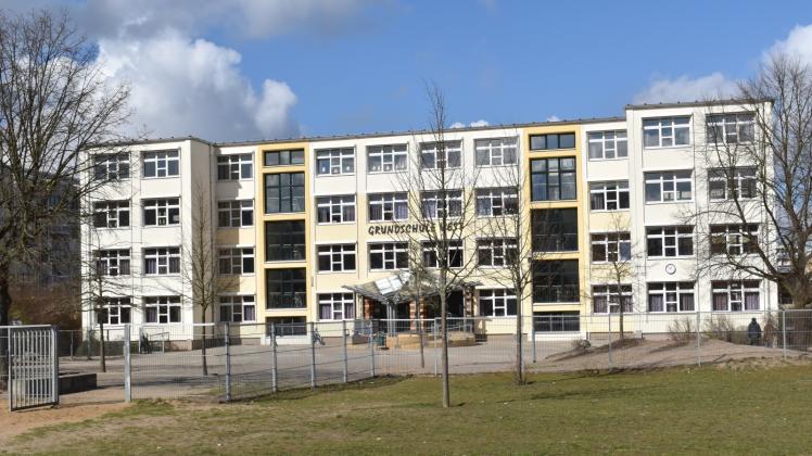Das Gebäude der Grundschule West soll bis Ende 2022 umgebaut werden. 