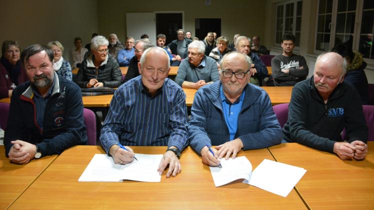 Die neue Gemeinschaft besiegelt: Helmut Seyer (Mitte links) und Steffen Gladewitz (Mitte rechts) unterschrieben unmittelbar nach der Gemeindevertretersitzung den Gebietsänderungsvertrag. 