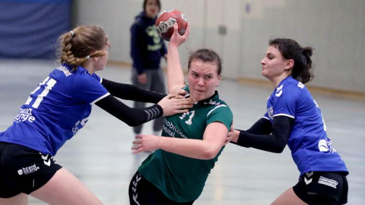 Obwohl sie unsanft in die Zange genommen wird, schließt Paulina Gelhardt auch diesen Angriff mit einem Treffer für die B-Jugendhandballerinnen der HSG Holsteinische Schweiz ab
