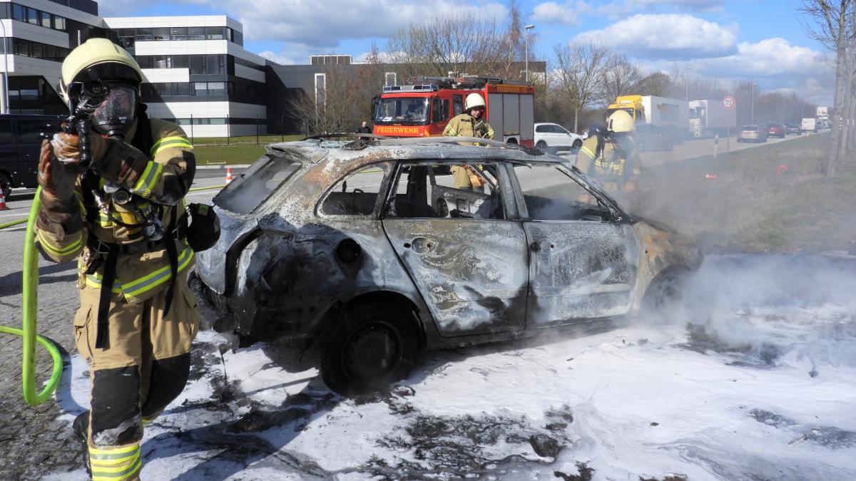 Auto In Lübeck Gerät Während Der Fahrt In Brand | SHZ