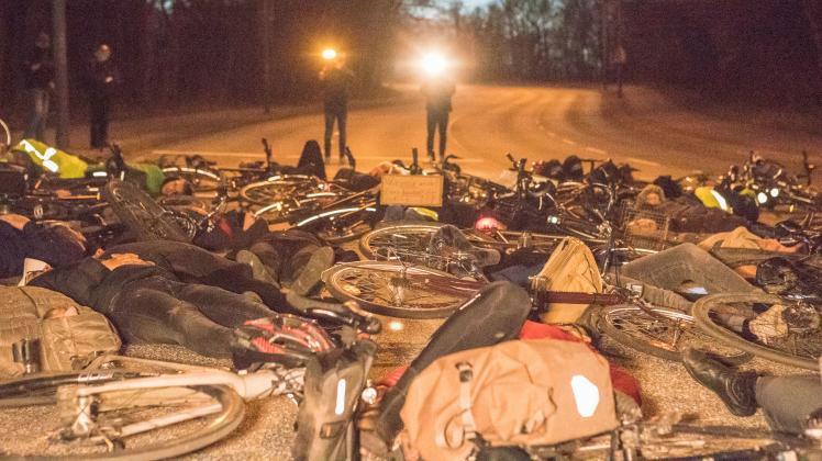 Fahrradfahrer haben sich an der Kreuzung versammelt, um dem getöteten Fahrradfahrer zu gedenken. Die Polizei sperrte dazu die gesamte Kreuzung. 