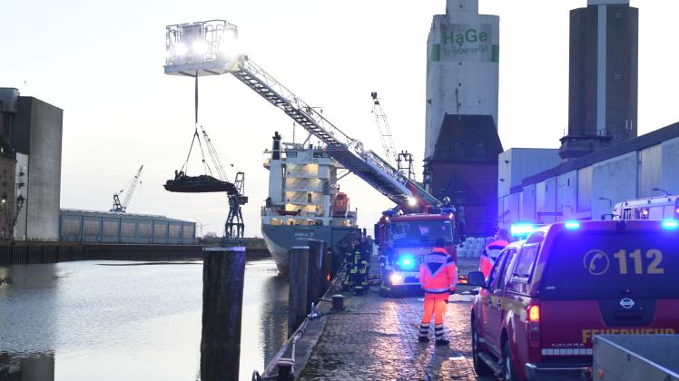 Unbekannter Toter Im Husumer Hafen – Polizei Sucht Zeugen | SHZ