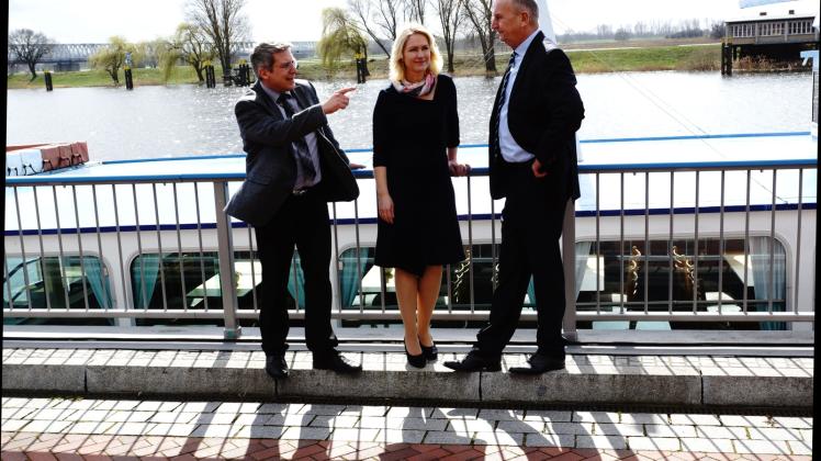 Wittenberges Bürgermeister Dr. Oliver Hermann (l.) erklärt den SPD- Ministerpräsidenten Manuela Schwesig und Dietmar Woidke die Elbpromenade und den Hochwasserstand von 2013. 