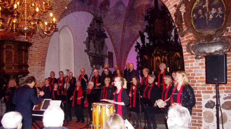Zwischen dem Gospelchor Friedrichstadt und seinen Zuhörern entstand ein fröhliches Miteinander.