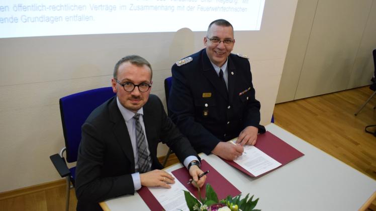 Die Verhandlungen trugen Früchte: Landrat Stefan Sternberg und Kreisfeuerwehrchef Uwe Pulss unterzeichneten die Vereinbarung. 
