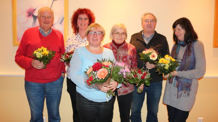Vorstandsblumen: Rüdiger Hoppenhöft, Beate Unger, Beate Möller, Sigrid Schwarz, Reinhard Neumann, Regina Ziegler-Heussen (v. l.)