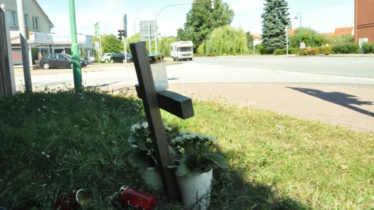Ein Holzkreuz  an der Unfallstelle erinnert an die Opfer der Tragödie. 