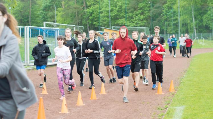 Hoffen diesmal auf besseres Wetter: Beim 2017er-Spendenlauf in Neukloster gab es ordentlich Nass von oben. 