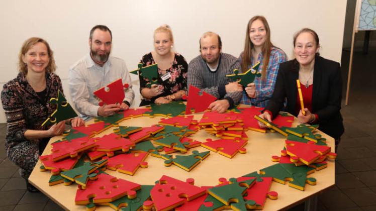 Das Tüfteln mit dem Penrose-Puzzle machte (von links) Museumschefin Astrid Frevert, EHKS-Lehrer Oliver Bock, den Studenten Friedericke Sinn, Tim Oliver Hildebrandt, Maike Jensen und der Geschäftsführerin der Nordmetall-Stiftung, Kirsten Wagner, großen Spaß. 