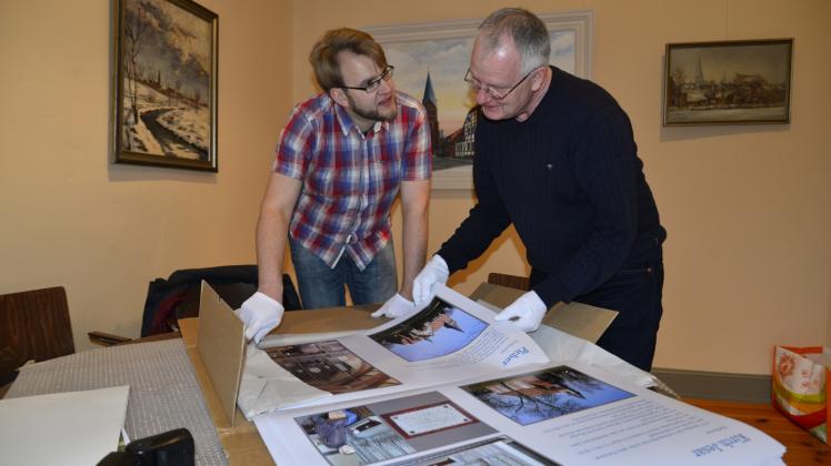 Die Tafeln sind fertig und sie sind gut geworden: Stefan Reißig (l.) und Henry Gawlick werfen einen ersten Blick auf die Dokumentationen, die inzwischen in der Synagoge platziert sind. 