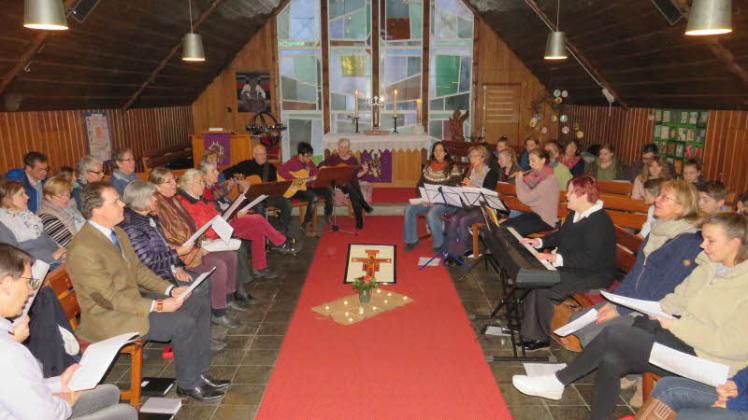 Die Kirche zum guten Hirten in Schinkel war beim Taizé-Gottesdienst gut gefüllt. Es wurde musiziert und gesungen. 