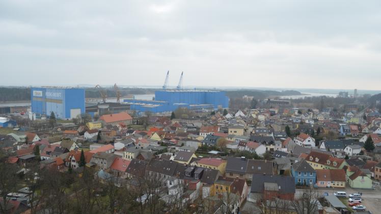 Wie ein blauer Koloss steht die Peene-Werft am Rande der Stadt. Zu sehen von fast allen Stellen in Wolgast.