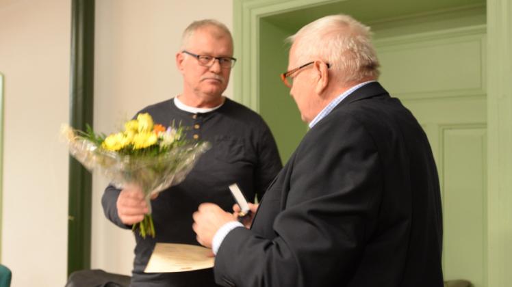 Für seine 30-jährige Tätigkeit als Kommunalpolitiker nahm Wolfgang Illgen die Glückwünsche von Bürgermeister Hans Jochen Oldenburg (r.) entgegen. 