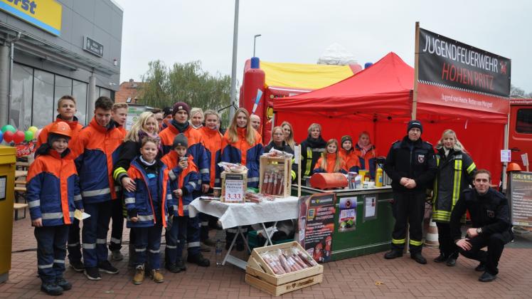 Starke Truppe auf dem Parkplatz am Einkaufszentrum in Sternberg: Jugendfeuerwehrleute aus Hohen Pritz mit Unterstützern von Edeka. 