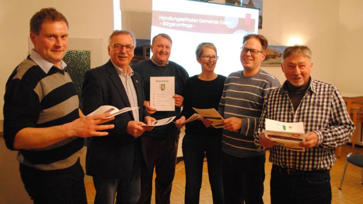 Studieren die Befragungsergebnisse: Bürgermeister Norbert Baumann (2.v.l.) und die Gemeindevertreter Daniel Friedberg, Henning Schulz, Doris Hesse, Peter Borchert und Uwe Kaatz (v.l.). 