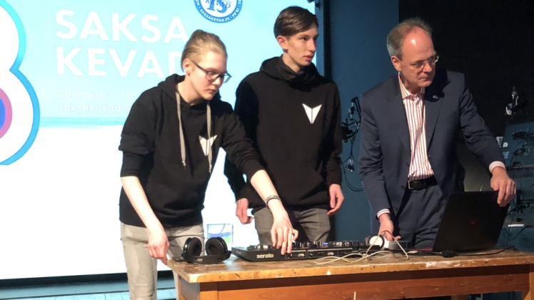 So wird elektronische moderne Musik gemacht:  Keno Richter und Mathis Willimczik zeigen es dem deutsche Botschafter in Estland, Christoph Eichhorn (v.l.).  