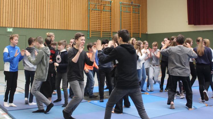 Auch das gehörte dazu: In der Sporthalle erfuhren die Schüler des Goethe-Gymnasiums einiges über Selbstverteidigung.