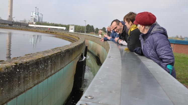 Ein Blick in das Nachklärbecken zeigt den Besuchern das gereinigte Abwasser. Dieses geklärte Wasser gelangt über ein Graben-und Rohrsystem in die Sude.