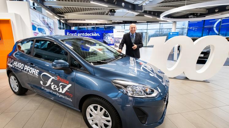 Hauptpreis: Eduard Schmidt, Verkaufsleiter bei Hugo Pfohe, zeigt den Ford Fiesta.  Fotos: Bohlmann 